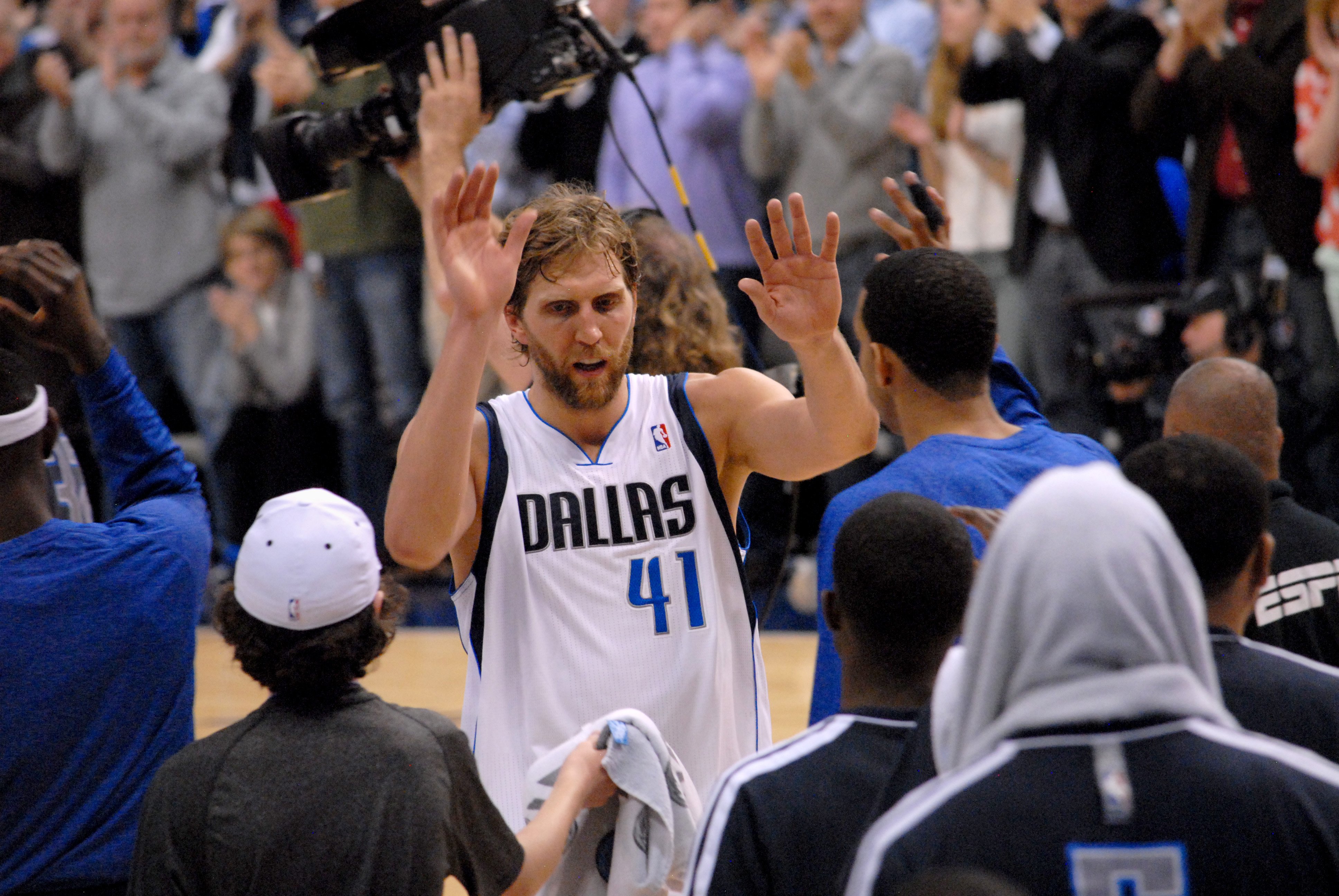 Dirk_Nowitzki_high_fives_2013